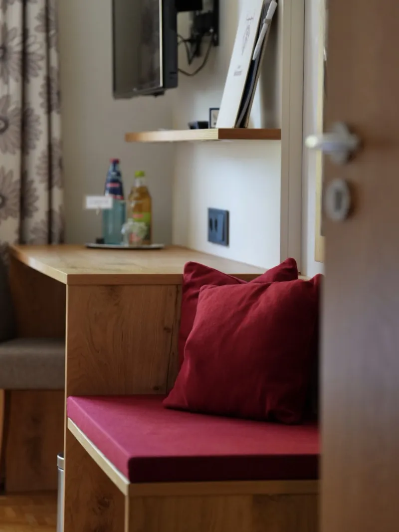 Blick in ein Hotelzimmer mit Schreibtisch im Gasthof Schweizerhof, Villingen-Obereschach