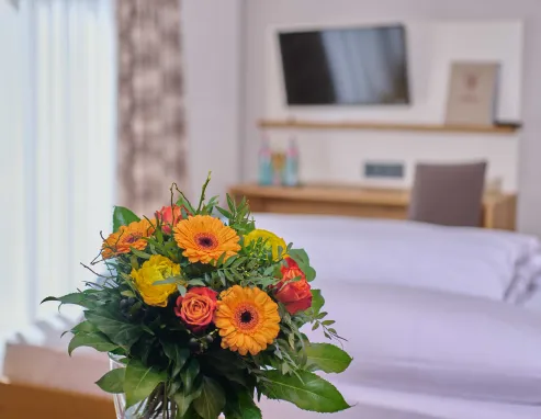 Gemütliches Hotelzimmer mit Blumenstrauß im Gasthof Schweizerhof, Villingen-Obereschach