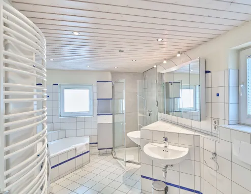 Für das Bild vom geräumigen Bad mit Wanne und Dusche in der Ferienwohnung:  „Geräumiges Bad mit Wanne und Dusche in der Ferienwohnung im Dachgeschoss des Gasthofs Schweizerhof, Villingen-Obereschach