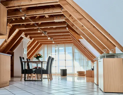 Essbereich der gemütlich ausgebauten Dachgeschoss-Ferienwohnung im Schweizerhof, Villingen-Obereschach im Schwarzwald