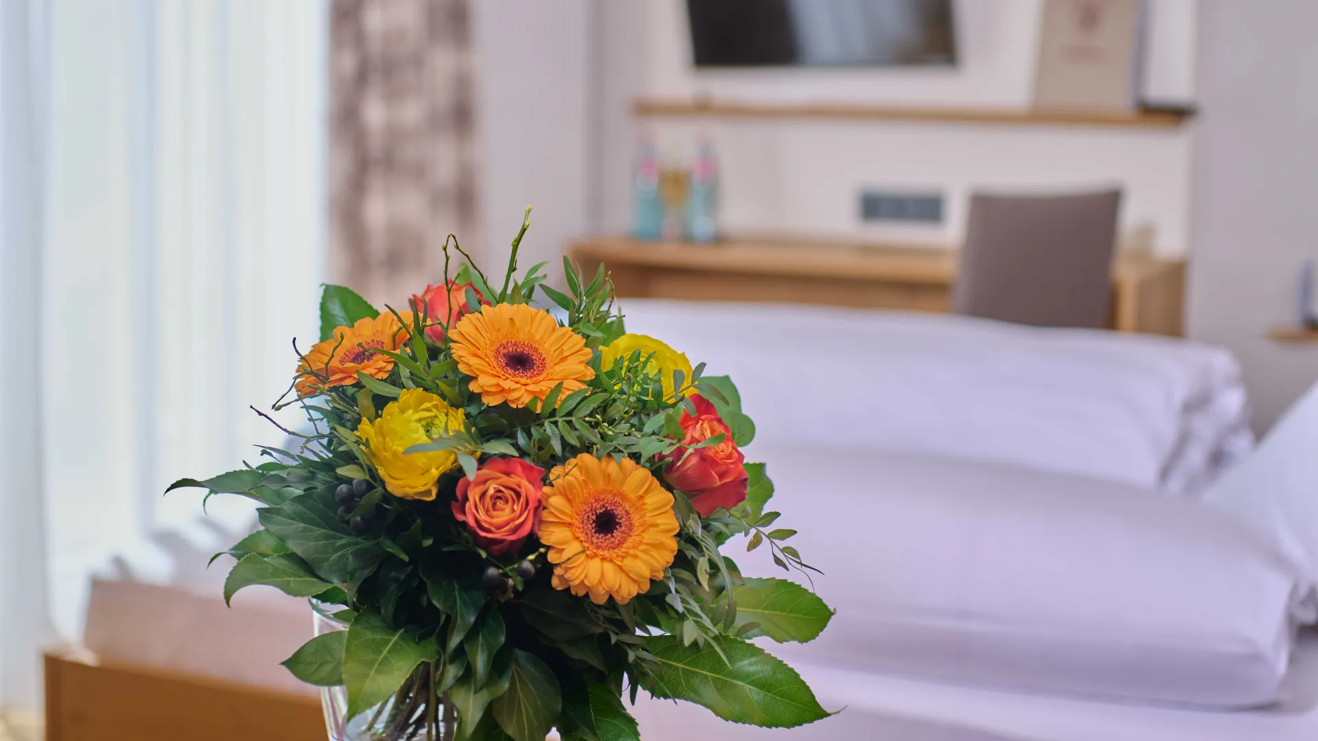 Zimmer im Gasthof Schweizerhof in Villingen-Obereschach mit liebevoller Deko und Blumenstrauß